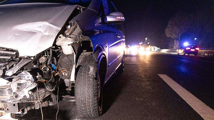Kleinwagenfahrer wendet auf B4: Familienvater und sechs Kinder haben Gl&uuml;ck im Ungl&uuml;ck