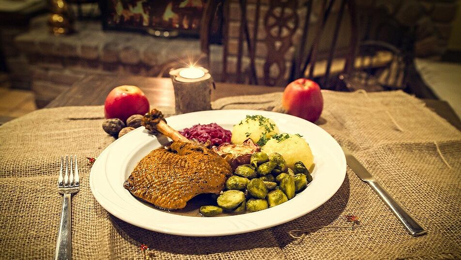 Wer kennt und liebt ihn nicht, den weihnachtlichen Gänsebraten? Wer kennt und liebt ihn nicht, den weihnachtlichen Gänsebraten?