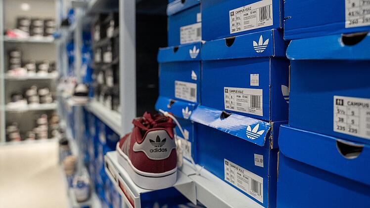 Adidas, Store, Laden, Gesch&auml;ft, Outlet, Filiale, Schuhkarton, Schuhe, Sneakers, Sportschuhe