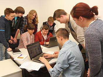 Die Leckereien sollen natürlich appetitanregend präsentiert werden. Eifrig arbeiten die Schüler noch am Layout ihrer Rezepte. Fotos: Günther Geiling