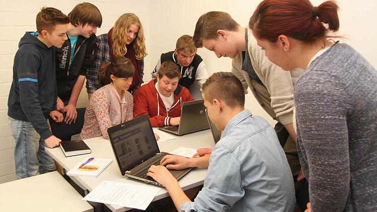Die Leckereien sollen natürlich appetitanregend präsentiert werden. Eifrig arbeiten die Schüler noch am Layout ihrer Rezepte. Fotos: Günther Geiling