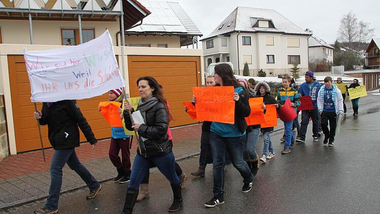 Ein Protestzug aus Schülern und Eltern marschierte gestern Vormittag durch die Stadt, um im Rathaus Bürgermeisterin Christine Frieß rund 200 Unterschriften zu übergeben.  Foto: Stephan Stöckel