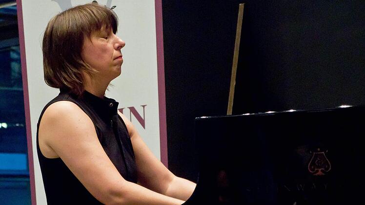 Die Pianistin und Komponistin Maria Baptist gastierte mit einem jungen Streichquartett beim Coburger Verein. Foto: Jochen Berger