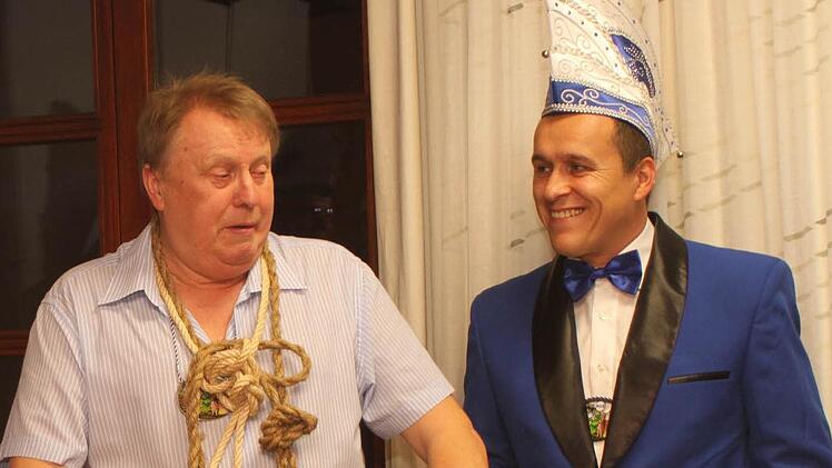 Moderator Oliver Stark (rechts) mit Bürgermeister Willi Sendelbeck.