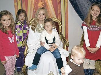 Umringt von Kindern, die ihre Weihnachtswunschzettel brachten, war Christkind Sophie Richter. Foto: Thomas Weichert