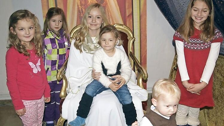 Umringt von Kindern, die ihre Weihnachtswunschzettel brachten, war Christkind Sophie Richter. Foto: Thomas Weichert