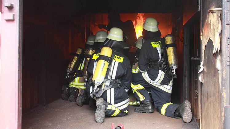 Training im Brandübungscontainer Foto: Carmen Schmitt