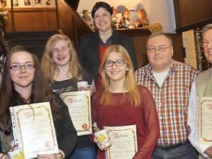 Von links: Katrin Welscher, Elisabeth Kestel, Daniela Krügel, Sarah Buckreus, 1. Vorsitzender Günter Soja, Dieter Helbig und 2. Bürgermeisterin Angela Hofmann (hinten Mitte) Foto: K.- H. Hofmann
