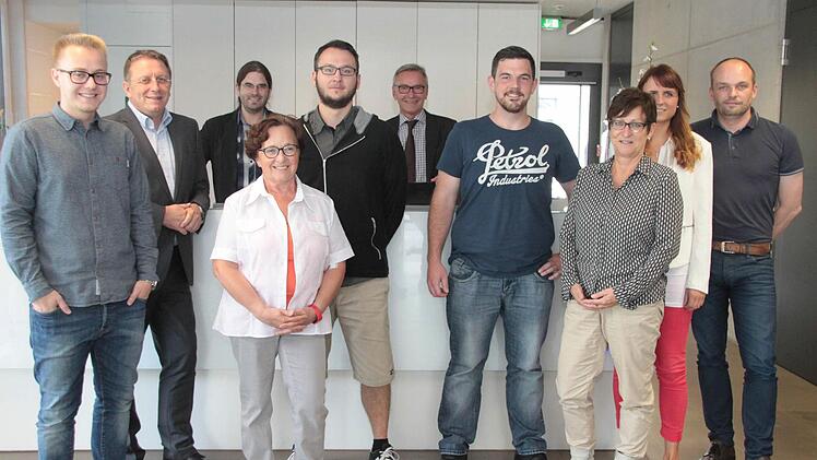 Das Service-Team der Stadtwerke zusammen mit OB Henry Schramm und Werkleiter Stephan Pröschold: (von links) Max Hofmann, Andreas Ellner, Lisette Günther, Thommas Billard, Daniel Seyferth, Petra Bauer, Marina Seidler und Tino Wolf. Foto: Jochen Nützel