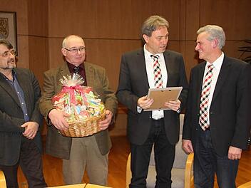 Landrat a. D. Oswald Marr (rechts) wurde am Donnerstagabend zum Ehrenvorsitzenden des Landschaftspflegeverbandes ernannt. Sein Nachfolger Klaus Löffler gratulierte. Foto: Veronika Schadeck
