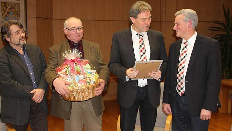 Landrat a. D. Oswald Marr (rechts) wurde am Donnerstagabend zum Ehrenvorsitzenden des Landschaftspflegeverbandes ernannt. Sein Nachfolger Klaus Löffler gratulierte. Foto: Veronika Schadeck