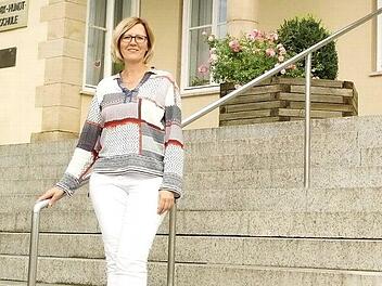Auf der Treppe zu ihrem neuen Arbeitsplatz: Anja Buchdrucker, die am Montag in ihr Amt als neue Rektorin der Kulmbacher Max-Hundt-Schule eingeführt wurde. Foto: Peter Müller