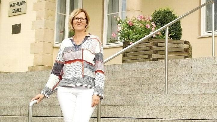 Auf der Treppe zu ihrem neuen Arbeitsplatz: Anja Buchdrucker, die am Montag in ihr Amt als neue Rektorin der Kulmbacher Max-Hundt-Schule eingeführt wurde. Foto: Peter Müller