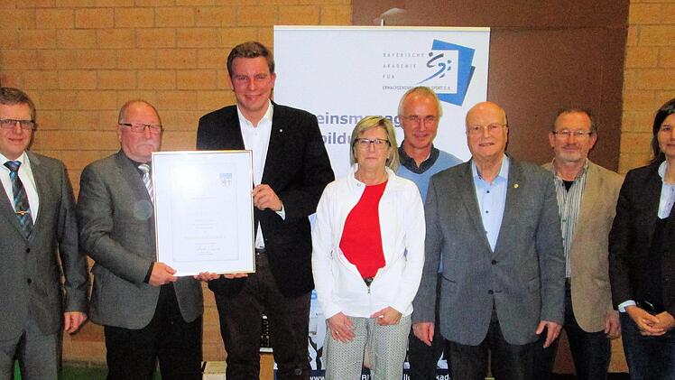 Der stellvertretende Bürgermeister Jürgen Kolb (links) und MdB Manuela Rottmann (rechts) gaben dem neu gewählten Kreisvorstand die besten Wünsche mit auf den Weg: Unser Bild zeigt (von links) Ehrenvorsitzenden Rainer Werner, dem sein Nachfolger Martin Wende die Ernennungsurkunde übergab, Irma Sell, Thomas Kirchner, Walter Gutmann und Edwin Metzler.