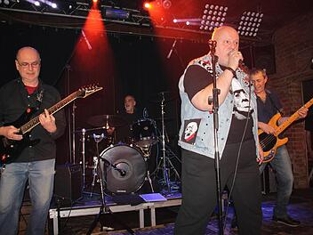 35 Jahre und kein bisschen leise: Die Gruppe "Euroschäck" mit (von links) Ed Bergmann, Markus Köstner, Jürgen "Brandy" Schäck und Stefan Eggmaier rockte wie in alten Zeiten.  Foto: Stephan Stöckel