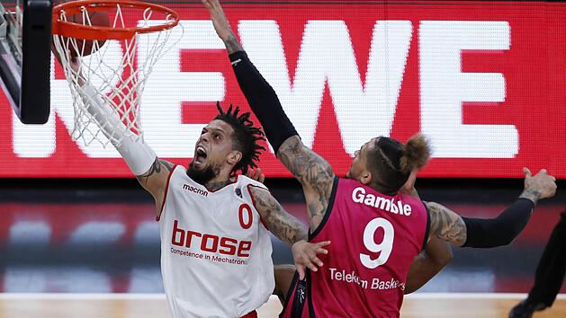 Duell zweier Schl&uuml;sselspieler: Daniel Hackett (l.) ist wohl der konstanteste Bamberger Akteur &uuml;ber die ganze Saison gesehen. Julian Gamble stand in allen 34 Bundesliga-Spielen f&uuml;r Bonn auf dem Parkett und ist der effektivste Akteur der Telekom Baskets. Foto: Daniel L&ouml;b