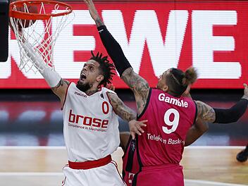Duell zweier Schlüsselspieler: Daniel Hackett (l.) ist wohl der konstanteste Bamberger Akteur über die ganze Saison gesehen. Julian Gamble stand in allen 34 Bundesliga-Spielen für Bonn auf dem Parkett und ist der effektivste Akteur der Telekom Baskets. Foto: Daniel Löb