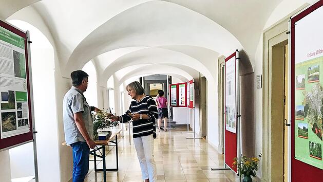 Im Foyer informierten Stellwände über die Arbeit des Amtes. Foto: Scheld