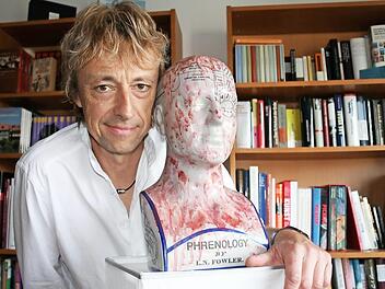Die Anatomie stimmt, das Blut ist künstlich: Autor Volker Backert mit einer Phrenologie-Darstellung. Foto: Matthias Einwag