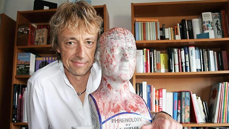 Die Anatomie stimmt, das Blut ist künstlich: Autor Volker Backert mit einer Phrenologie-Darstellung. Foto: Matthias Einwag