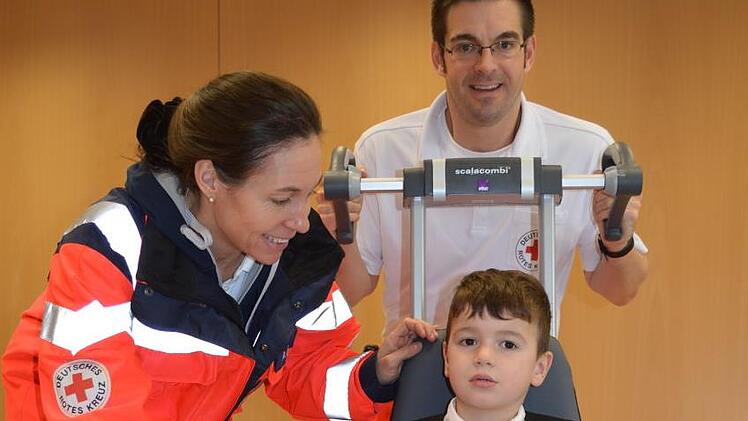 Stellvertretender BRK-Kreisgesch&auml;ftsf&uuml;hrer Alexander Kretz, Not&auml;rztin Claudia Siebel und Timo auf dem neuen Treppensteiger.