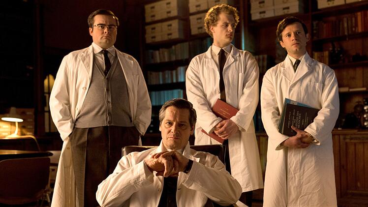 Professor Kohlfeld (Fritz Karl, vorne) bevorzugt es, mit m&auml;nnlichen Jung&auml;rzten wie Aigner (Thimo Meitner, rechts), Martinek (Damian Th&uuml;ne, links) und Gold (Justus Czaja) zusammenzuarbeiten.