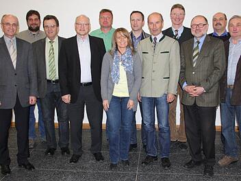 Der Maroldsweisacher Bürgermeister Wilhelm Schneider (links) leitete die Wahl, die den Vorstand ergab, der sich neben ihm aufstellte.