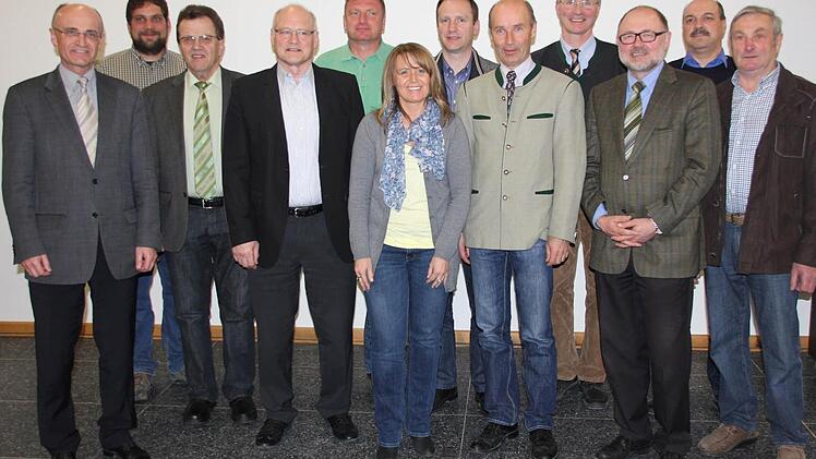 Der Maroldsweisacher Bürgermeister Wilhelm Schneider (links) leitete die Wahl, die den Vorstand ergab, der sich neben ihm aufstellte.