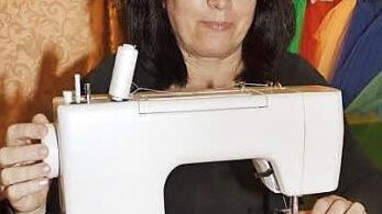 Zwischen den Proben müssen auch immer wieder Kostüme genäht werden. Da ist es gut, wenn man auch gelernte Näherin ist - so wie Olga Engelmann, die viele Kostüme selbst schneidert und auch das Design entwirft. Fotos: Karl-Heinz Hofmann