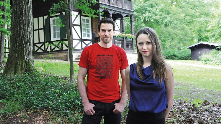 Emily Downs und Frederik Leberle vor Rückerts Gartenhäuschen.