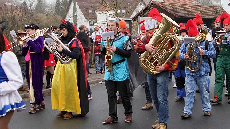 Die Eltmanner Stadtkapelle mischt fleißig mit. Foto: Günther Geiling