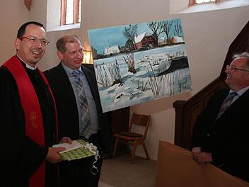 Damit er Mühlhausen nie vergisst: Ein Bild von der Idylle an der Mühlhausener Mühle überreichte Bürgermeister Klaus Faatz (2. v. l.) an Torsten Bader. Auch Wachenroths Bürgermeister Friedrich Gleitsmann (r.) fand Gefallen an dem Bild. Foto: Evi Seeger