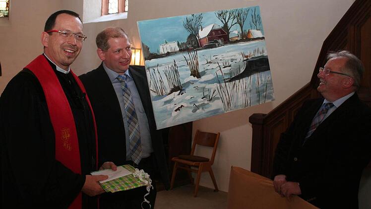 Damit er Mühlhausen nie vergisst: Ein Bild von der Idylle an der Mühlhausener Mühle überreichte Bürgermeister Klaus Faatz (2. v. l.) an Torsten Bader. Auch Wachenroths Bürgermeister Friedrich Gleitsmann (r.) fand Gefallen an dem Bild. Foto: Evi Seeger