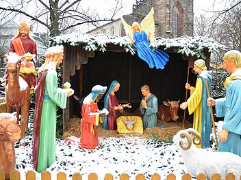 Sorgfältig gestaltet ist dieses weihnachtliche Szenerie auf dem Marktplatz in Neustadt.Foto: Rainer Lutz