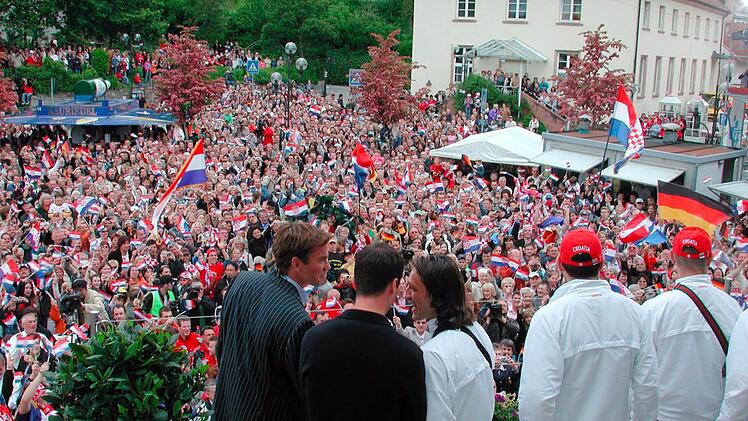 Impressionen vom Empfang der kroatischen Nationalmannschaft am 5. Juni 2006 in Bad Brückenau. Foto: Ralf Ruppert/Archiv Saale-Zeitung
