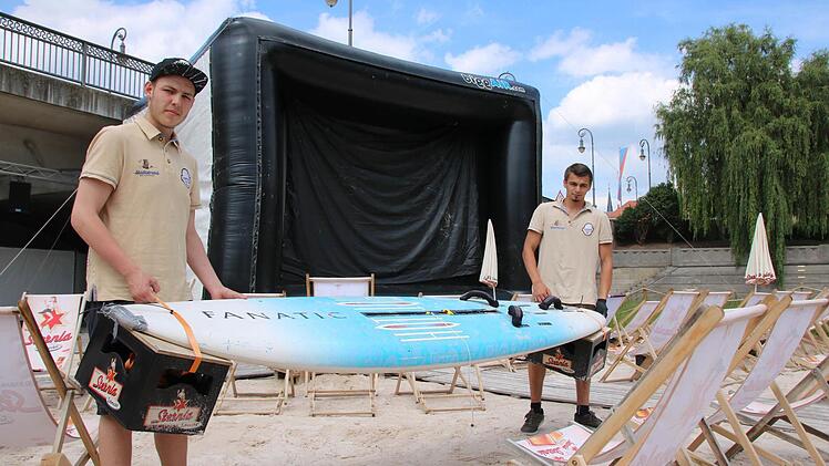 Mitarbeiter des Bad Kissinger Stadtstrandes haben gestern alles für das Public Viewing auf der Großbildleinwand vorbereitet. Foto: Ralf Ruppert