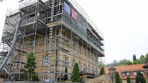 Was spielt sich hinter den Mauern von Schoss Gleusdorf ab, dessen Dach seit Monaten umfassend saniert wird? Im Innenverh&auml;ltnis tauch(t)en heftige Probleme auf. Foto: Ralf Kestel