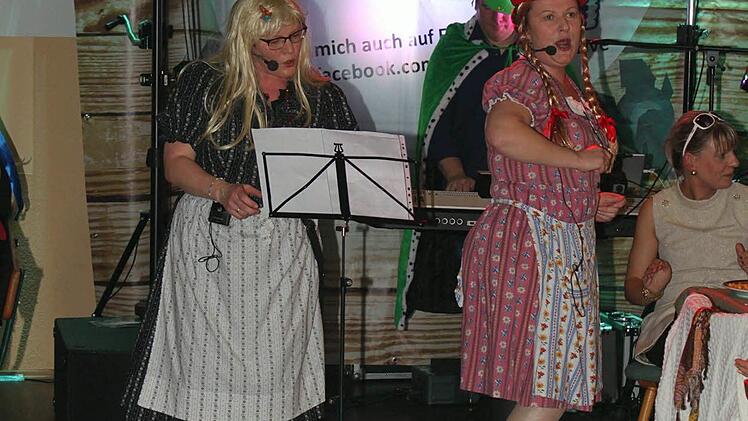 Babett (Karola Fischer) und Kunni (Christine Eck) heizten gleich zu Beginn das n&auml;rrische Damenvolk ein. Foto: Gerd Klemenz