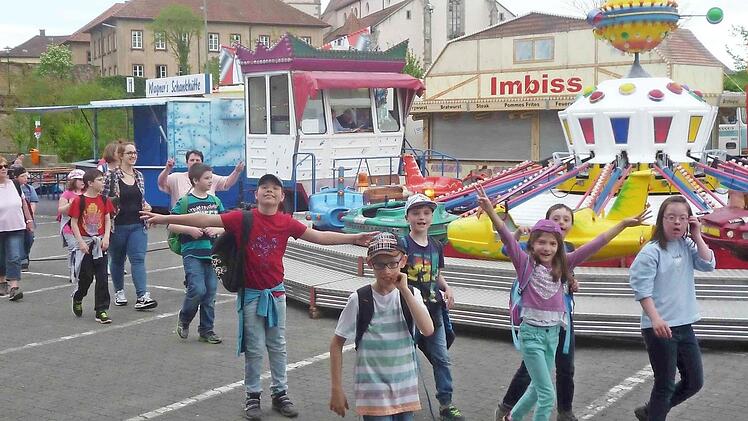 Die Sch&uuml;ler der Katharinen-Schule Fuchsstadt haben immer viel Spa&szlig; beim Volksfest. Foto: Britt Leidel
