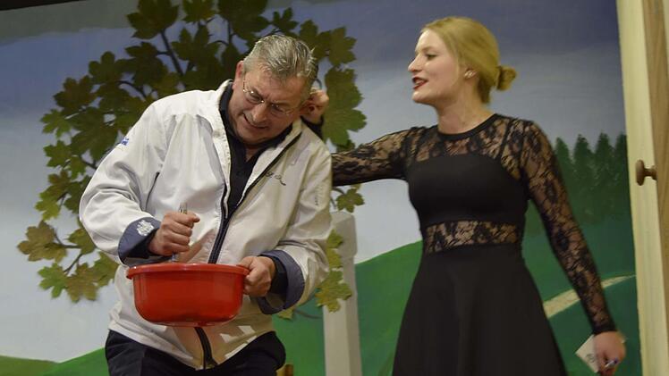 Giovanni (Norbert Eidenschink) bekommtes mit seiner Frau (Katharina Krauß) zu tun.Andreas Welz