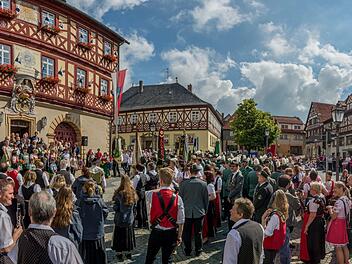Bei dem Festumzug werden am Rathaus der Bürgermeister mit den Stadträten und Ehrengästen abgeholt. Foto: Hartmut Klamm