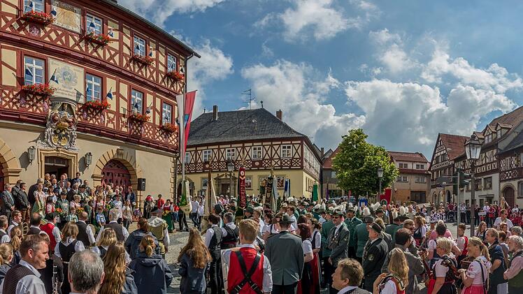 Bei dem Festumzug werden am Rathaus der Bürgermeister mit den Stadträten und Ehrengästen abgeholt. Foto: Hartmut Klamm