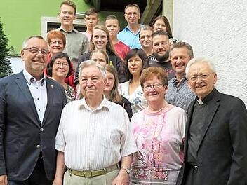 Man sieht ihm die 90 Jahre nicht an: Anton Müller mit seiner Frau Maria und den Gratulanten, darunter Bürgermeister Jürgen Kohmann (links) und Pfarrer Hans-Werner Alt.  Foto: Monika Schütz