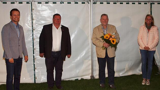B&uuml;rgermeister Andreas H&uuml;gerich (links), Zweite B&uuml;rgermeisterin Sabine Rie&szlig;ner (rechts) und der Dritte B&uuml;rgermeister Mathias S&ouml;llner (Zweiter von links) begl&uuml;ckw&uuml;nschten den neu gew&auml;hlten Trieber Ortssprecher Gerhard Lutz (Zweiter von rechts).  Foto: Alfred Thieret