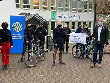Schulleiter der Saaletal-Schule Andreas Hagedorn, stellvertretende Schulleiterin Ingrid Weingärtner, Lehrer Peter Gernert, Schüler Leandro Gehring (hinten rechts), Julian Kiesel (Mitte links), Alexander Bartl (Mitte rechts) und Leon Schleyer (vorne links) bei der symbolischen Spendenübergabe durch Frank Kugler, Präsident des Rotary Clubs Bad Kissingen.  Foto: André Molitor