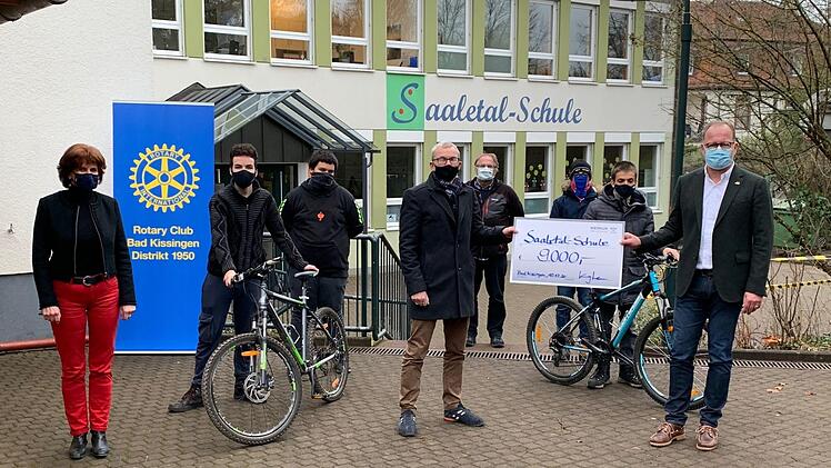 Schulleiter der Saaletal-Schule Andreas Hagedorn, stellvertretende Schulleiterin Ingrid Weingärtner, Lehrer Peter Gernert, Schüler Leandro Gehring (hinten rechts), Julian Kiesel (Mitte links), Alexander Bartl (Mitte rechts) und Leon Schleyer (vorne links) bei der symbolischen Spendenübergabe durch Frank Kugler, Präsident des Rotary Clubs Bad Kissingen.  Foto: André Molitor