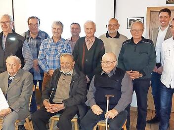 Für zahlreiche Mitglieder gab es vor allem Anerkennung und Dank, weil sie schon sehr lange mit dem FC Mitwitz verbunden sind. Mit im Bild Bürgermeister Oliver Plewa (3. von rechts), Vorsitzender Tobias Martin (links) und Ludwig Lamm (sitzend, links außen).