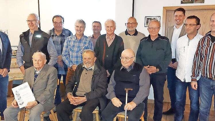 Für zahlreiche Mitglieder gab es vor allem Anerkennung und Dank, weil sie schon sehr lange mit dem FC Mitwitz verbunden sind. Mit im Bild Bürgermeister Oliver Plewa (3. von rechts), Vorsitzender Tobias Martin (links) und Ludwig Lamm (sitzend, links außen).