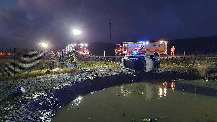 Autofahrerin kommt von der B286 bei Oerlenbach ab