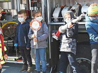 Lena Schwanert erklärt den Kindern die Feuerwehrausrüstung. Dabei durften sie einmal selbst Hand anlegen.